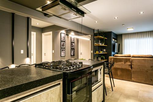 una cocina con estufa y encimera en Edificio Lindo Mar, en Itapema