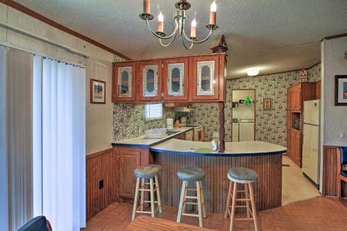 Dapur atau dapur kecil di Utopia Family Home with Mountain Viewing Deck!