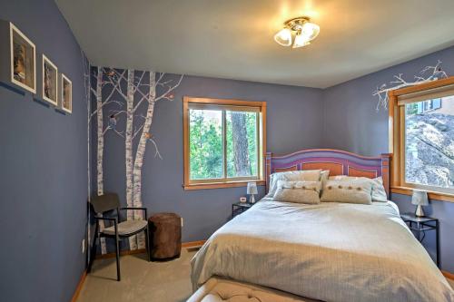 1 dormitorio con 1 cama y un mural de árboles en Tamarack Haus Hot Tub and EV Charging Walk Dtwn! en Leavenworth
