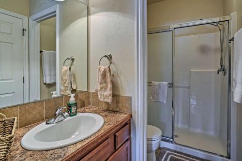 Bilik mandi di Prime Snowy Retreat Mins to Tamarack and McCall!