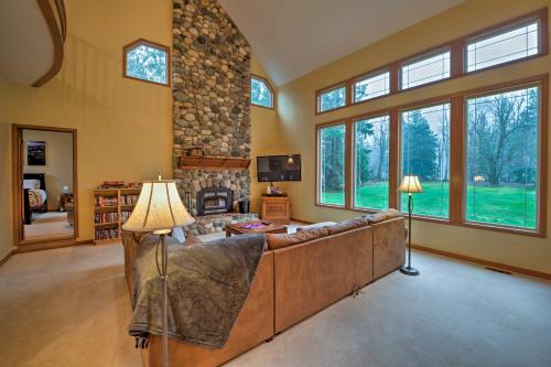 Gambar di galeri bagi Home on Skykomish River with Fire Pit and Hot Tub di Gold Bar