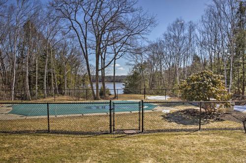 Πισίνα στο ή κοντά στο Peaceful Waterfront Apt with Deck, 22 Mi to Portland