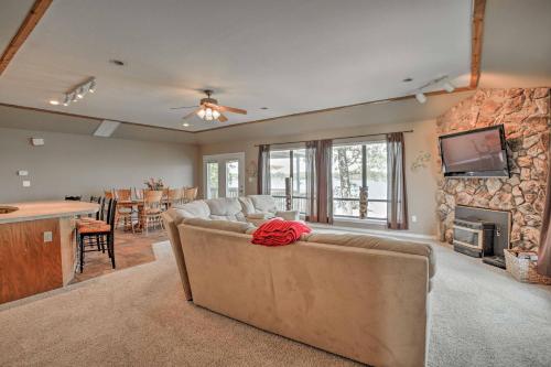 Gallery image of Pittsburg Family House on Lake Bob Sandlin with Dock! in Pittsburg