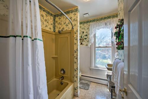 ein Bad mit einer Badewanne und einem Duschvorhang in der Unterkunft Lovely Harrisburg Home 20 Mins to Hershey Park! in Harrisburg