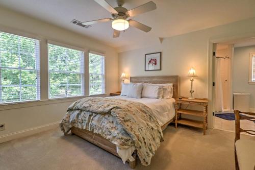 Giường trong phòng chung tại Lake Oconee Cottage with Porch-Special Masters Rate!