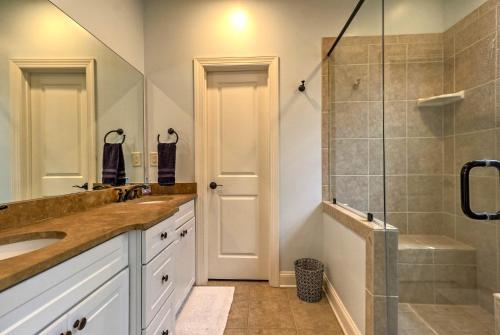 Phòng tắm tại Lake Oconee Cottage with Porch-Special Masters Rate!