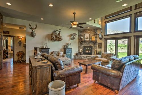 Afbeelding uit fotogalerij van Luxury Waterfront Parachute House with Fire Pit! in Parachute