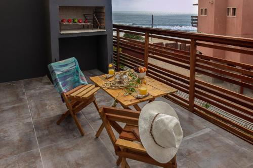 a balcony with a table and chairs and the ocean at Lobos de Mar in Punta Del Diablo
