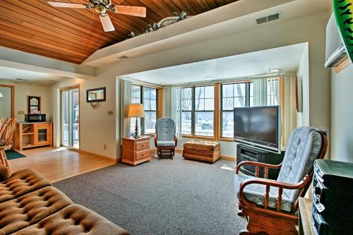 Фотография из галереи Fort Atkinson Cottage on Lake Koshkonong with Deck! в городе Fort Atkinson