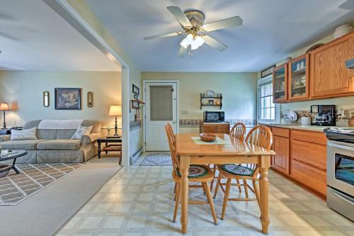 Η κουζίνα ή μικρή κουζίνα στο Charming Owls Head Retreat 2 Mi to Rockland Coast