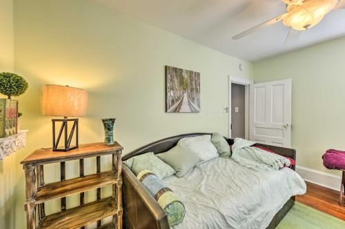 - une chambre avec un lit et un ventilateur de plafond dans l'établissement Pet-Friendly Williamstown Farmhouse by Main Street, à Williamstown
