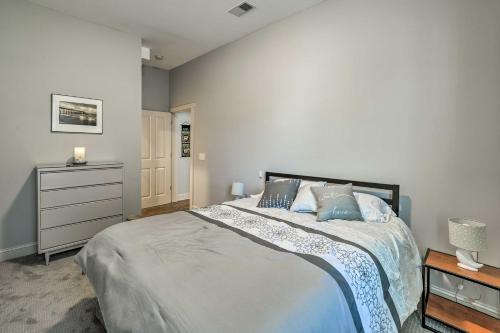 Giường trong phòng chung tại Chic Wilmington Condo in Brooklyn Arts District!