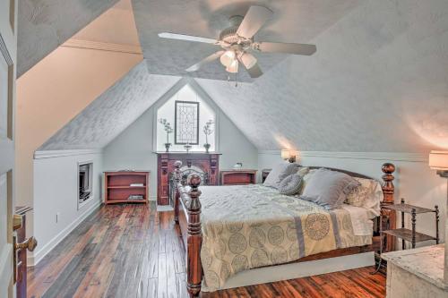 Voodi või voodid majutusasutuse Historic Hot Springs Home Less Than 1 Mi to Oaklawn! toas