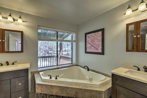 Ένα μπάνιο στο Spacious Pinetop-Lakeside Home with Hot Tub on 1 Acre