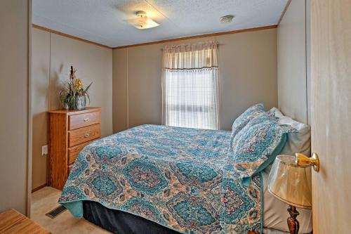Katil atau katil-katil dalam bilik di Waterloo Home with Fire Pit - half Mi to Boat Ramp!