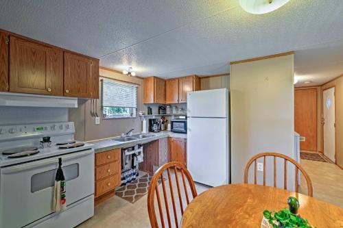 Dapur atau dapur kecil di Waterloo Home with Fire Pit - half Mi to Boat Ramp!
