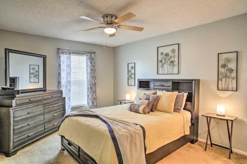 Kissimmee Condo with Lanai 10 Mi to Disney World! في كيسيمي: غرفة نوم بها سرير ومروحة سقف