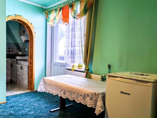 Habitación con cama pequeña en habitación con ventana en Apartament u Helenki, en Groń