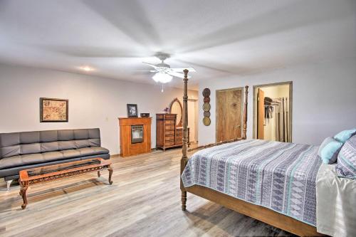 een slaapkamer met een bed en een bank bij Quiet Clayton Home with Mountain Views 4 Mi to Lake! in Clayton