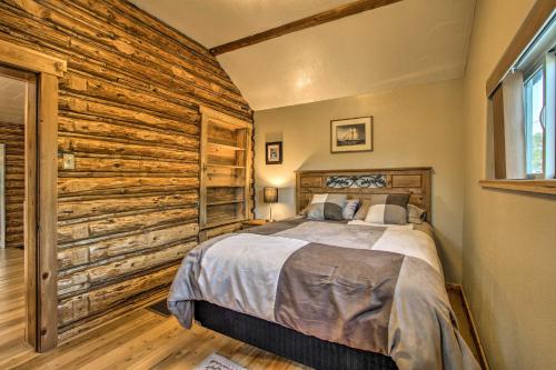AugustaにあるPet-Friendly Augusta Cabin - Walk to Main Street!の木のアクセントの壁とベッドが備わるベッドルーム1室が備わります。
