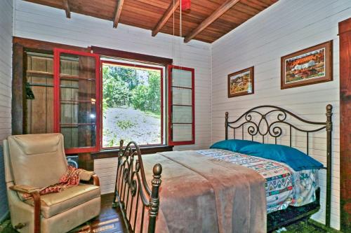 A bed or beds in a room at Island Cottage on Evans Lake - Bring Your Boat!