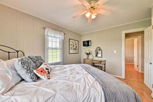 Un dormitorio con una cama y un ventilador de techo. en Peaceful Elkin Vacation Rental about 17 Mi to Mt Airy!, en Dobson
