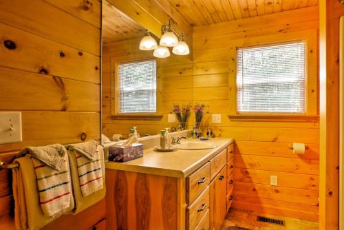 Ett kök eller pentry på Peaceful Cabin Near Little River Canyon!