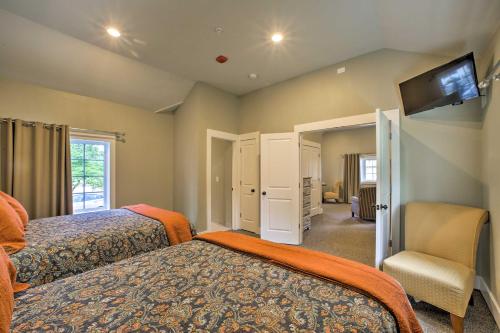 ein Schlafzimmer mit zwei Betten und einem Flachbildfernseher in der Unterkunft Branson Cottage with Pool Access about 2 Mi to the Strip in Branson