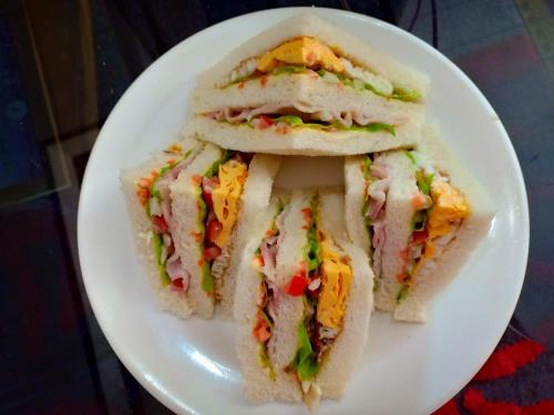 een wit bord met vier sandwiches erop bij ณ สุข รีสอร์ท (Nasuk resort) in Khon Kaen