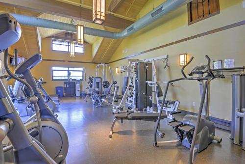 Fitness centrum a/nebo fitness zařízení v ubytování Happy Place by the Lake with Fire Pit Walk to Beach