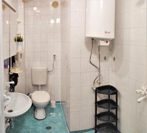 ein Badezimmer mit Toilette und Waschbecken in der Unterkunft Уютен апартамент в Търговище - 2 спални и кухня in Targowischte