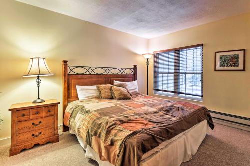 Ένα ή περισσότερα κρεβάτια σε δωμάτιο στο Lake Harmony Condo Less Than 1 Mi to Big Boulder Mountain!