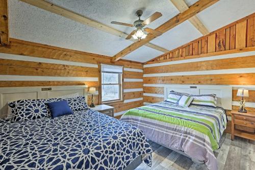- une chambre avec un lit et un ventilateur de plafond dans l'établissement Rogersville Barn Apartment on 27 Acres with Pond!, à Rogersville