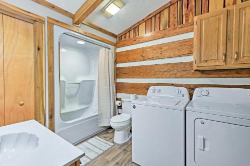 Vonios kambarys apgyvendinimo įstaigoje Rogersville Barn Apartment on 27 Acres with Pond!