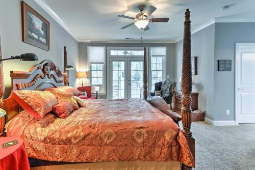 Een bed of bedden in een kamer bij Oriental House on 1 Acre with Wraparound Porch!