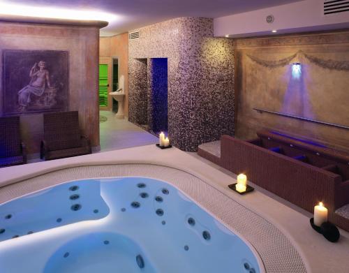 eine Whirlpool-Badewanne in einem Zimmer mit Klavier in der Unterkunft Hotel Marco Polo in Verona