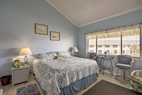Кровать или кровати в номере St Augustine Resort Condo - Walk to Crescent Beach