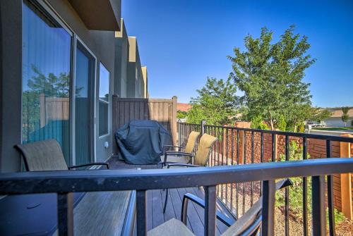 Μπαλκόνι ή βεράντα στο Luxury Moab Vacation Rental with Pool Access!
