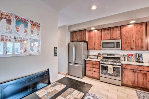 Η κουζίνα ή μικρή κουζίνα στο Modern Buena Vista Home with Luxe Interior and Views!