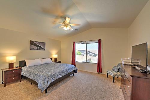 1 dormitorio con 1 cama y ventilador de techo en Spacious Phoenix-Area Escape with Pool and Hot Tub, en Avondale