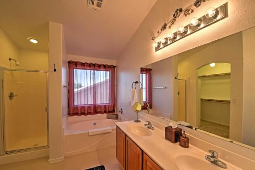 y baño con lavabo, ducha y bañera. en Spacious Phoenix-Area Escape with Pool and Hot Tub, en Avondale