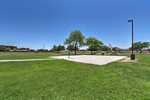 Gambar di galeri bagi Pool and Hot Tub Spacious Phoenix-Area Escape di Avondale