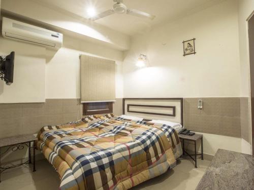 a bedroom with a large bed in a room at Smyle Inn - Best Value Hotel near New Delhi Station in New Delhi