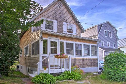 Afbeelding uit fotogalerij van Charming Pine Point Cottage - 2 Blocks to Ocean! in Scarborough