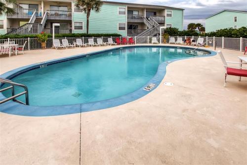 Renovated Pensacola Beach Condo with Community Pool!