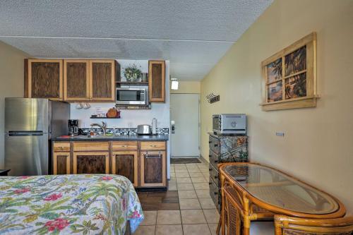 Η κουζίνα ή μικρή κουζίνα στο Ocean-View St Augustine Studio with Pool Access!