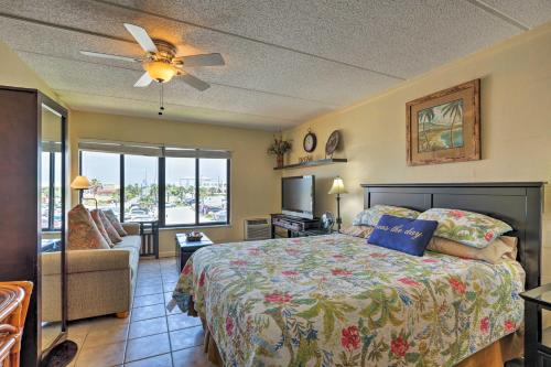 um quarto com uma cama e uma ventoinha de tecto em Oceanfront St Augustine Studio with Pool Access! em St. Augustine
