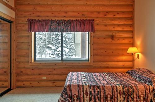 ein Schlafzimmer mit einem Bett und einem Fenster in der Unterkunft Brian Head Cabin Minutes from Slopes with Game Room! in Brian Head