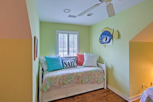 Katil atau katil-katil dalam bilik di Bright St Simons Island Escape Walk to the Beach