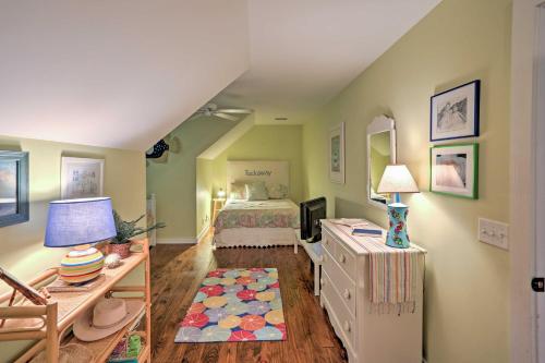 Katil atau katil-katil dalam bilik di Bright St Simons Island Escape Walk to the Beach